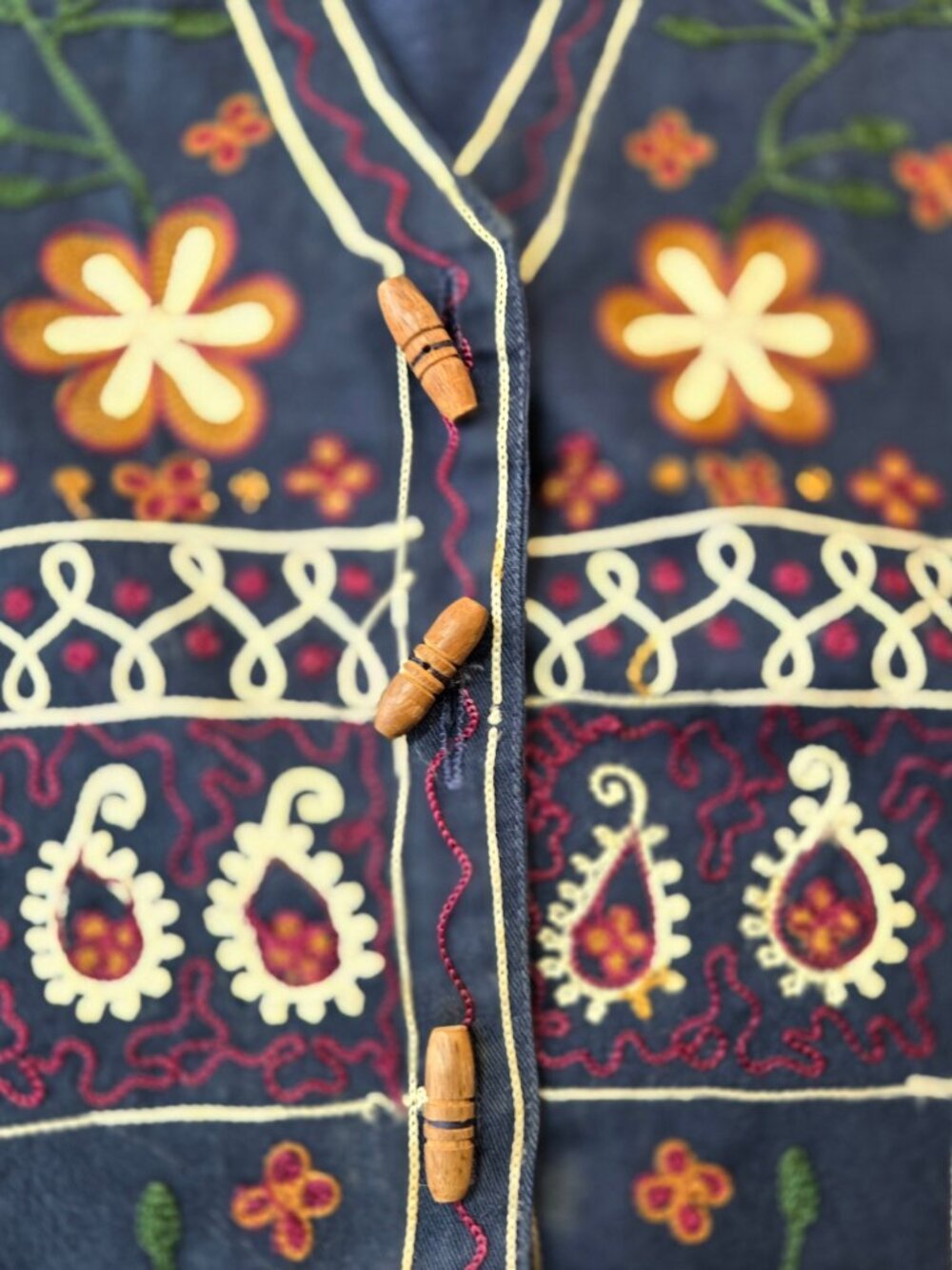 Vintage Southern Lady Embroidered floral vest - Picture 7 of 9